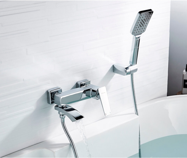 Смеситель для ванны с душем Accoona H124 A63124 хром Смеситель для ванны с душем Accoona H124 A63124 хром